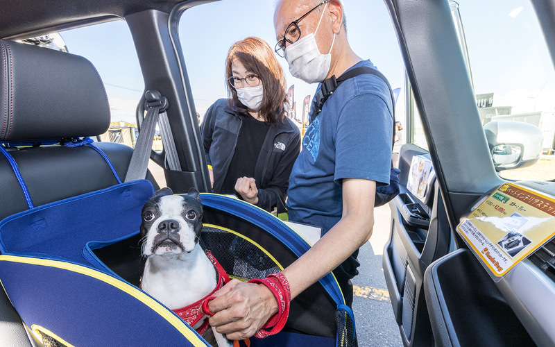 愛犬と一緒に会場を訪れていた万田さん。「ペットシートプラスわん2」が気に入った様子だった