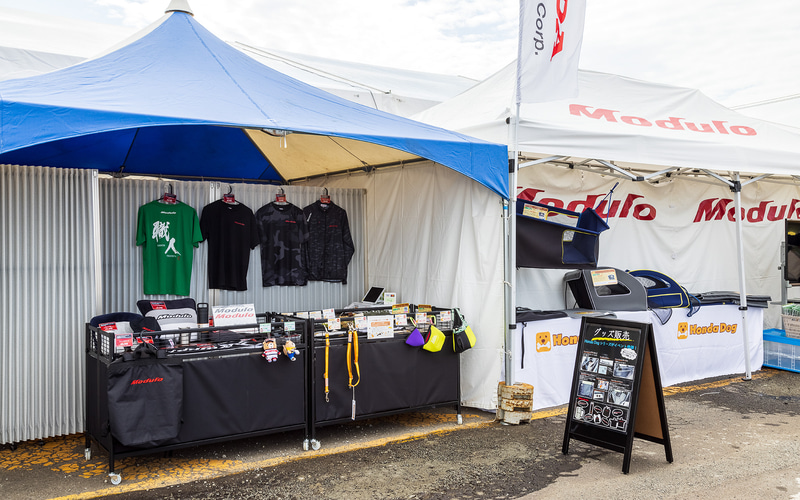 ブースにはグッズやオプション類の展示販売スペースも用意された