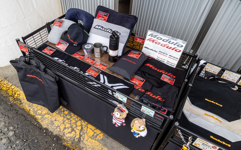 ブースにはグッズやオプション類の展示販売スペースも用意された