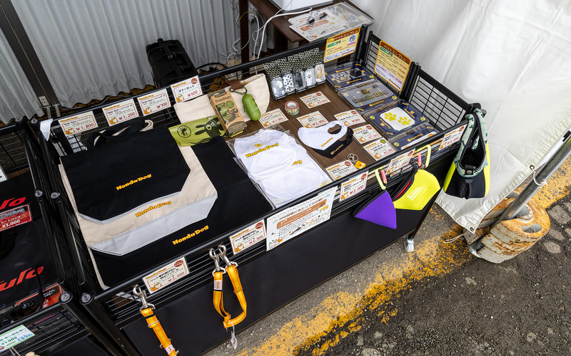 ブースにはグッズやオプション類の展示販売スペースも用意された