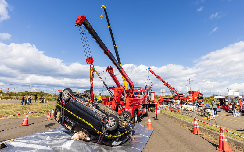 災害支援車による横転したクルマを復旧するデモンストレーション