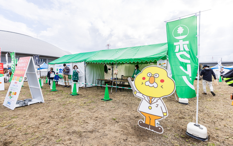 ホクレンは北海道野菜（タマネギ、ニンジン、ジャガイモ）とカレー＆シチューを無料配布。マスコットキャラクター（？）の「いもろう所長」も登場した