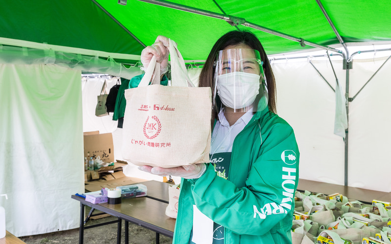 ホクレンは北海道野菜（タマネギ、ニンジン、ジャガイモ）とカレー＆シチューを無料配布。マスコットキャラクター（？）の「いもろう所長」も登場した