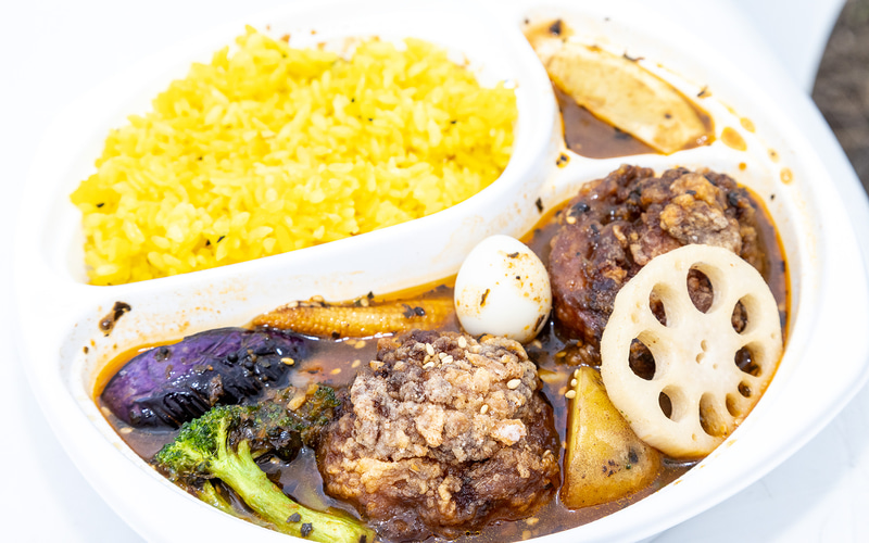 中央区に店舗を構えるスープカレー ネイビーズ。ザンギスープカレーとカレーヌードル、どちらも美味でした