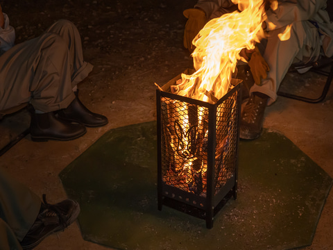 ビーズ、4面メッシュの縦型焚き火台「マルデカサターテ」。調理用の