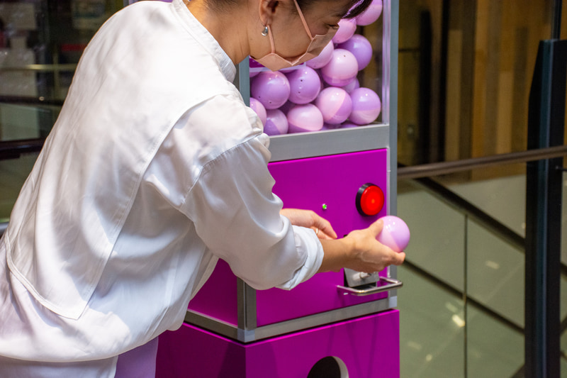 PayPayを起動して自販機のQRコードを読み取って決済。点滅したらボタンを押す