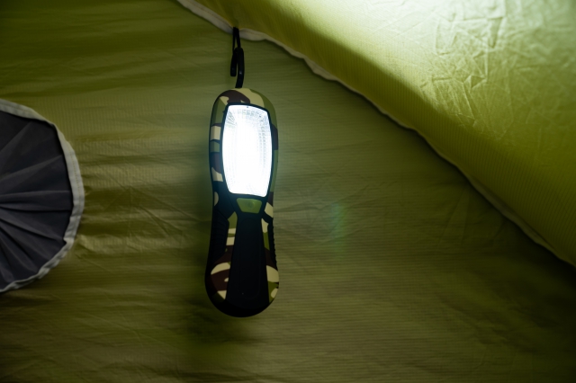 「持つ」「置く」「吊るす」「くっつける」といったさまざまな使い方が可能