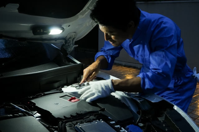 ボンネットに貼りつけて自動車の整備も