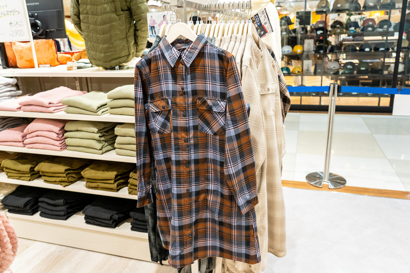 「レディース高撥水ビエラシャツワンピース」も秋冬の新製品で1900円