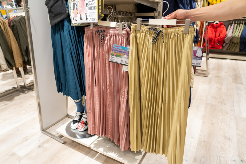 こちらはバズり中の「レディース撥水ライトプリーツスカート」。1900円と全4色買ってもよいと思えるコストパフォーマンスのよさだ