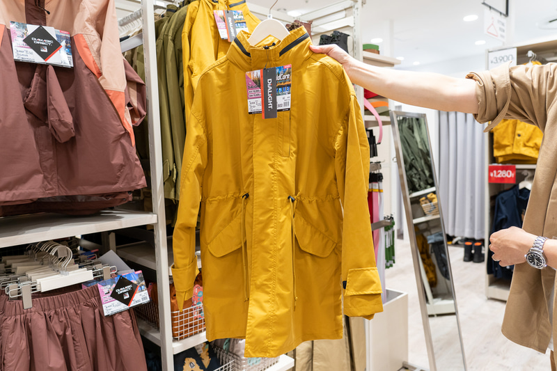 「レディースユースフルショートコート」2900円はベージュ、イエロー、カーキの3色。腰のアジャスターでシルエットを変えれば通勤にも使える優れ物