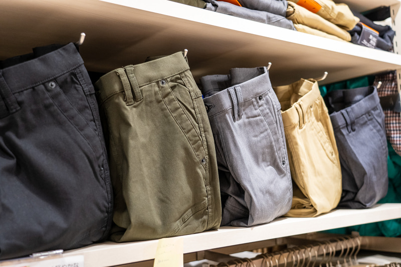 新製品「AERO STRETCH（エアロストレッチ） ウォームスラックス」はアンバサダー開発協力商品で1900円。これ、ワークマンの男性社員の着用率が高いのだとか