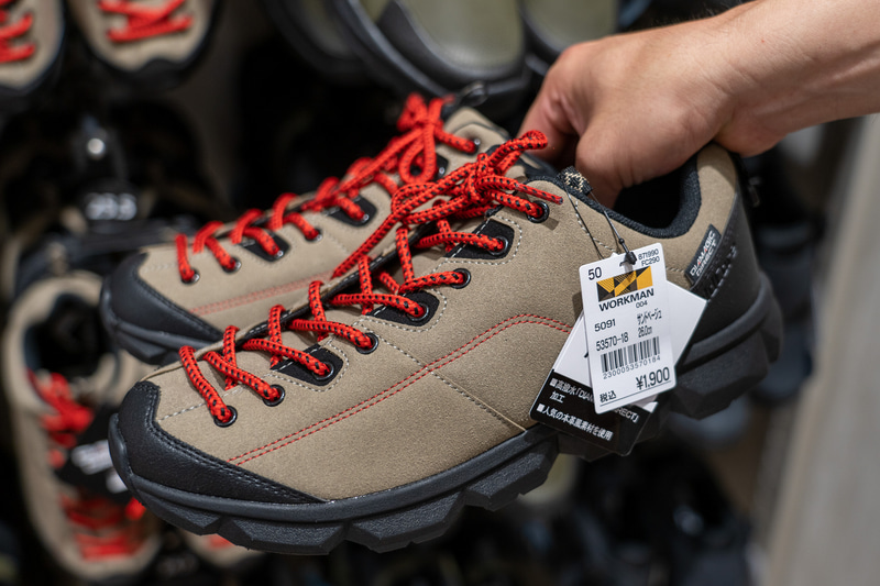 新製品「DIA高撥水シューズ アーバンハイク」は24.5cm～の展開で1900円