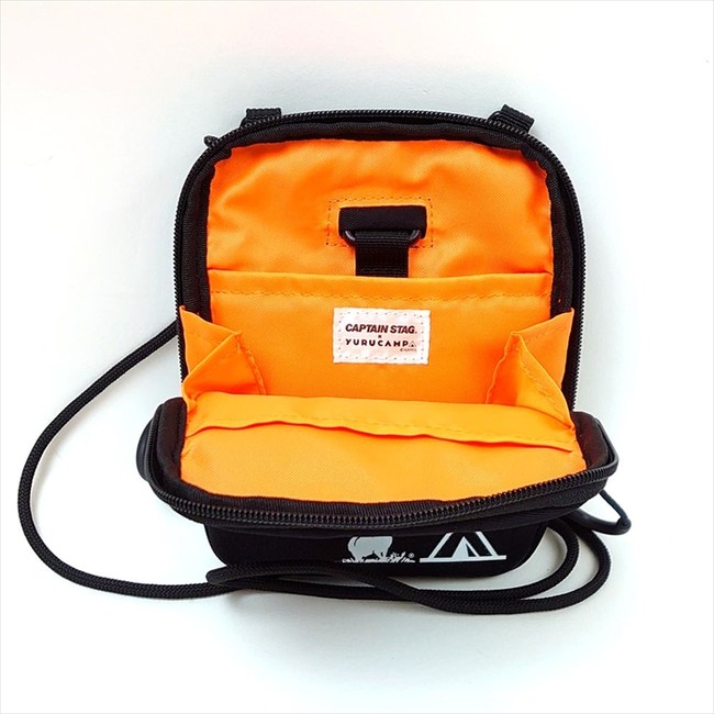 ストラップを使えば肩掛け・首掛けで使用できる