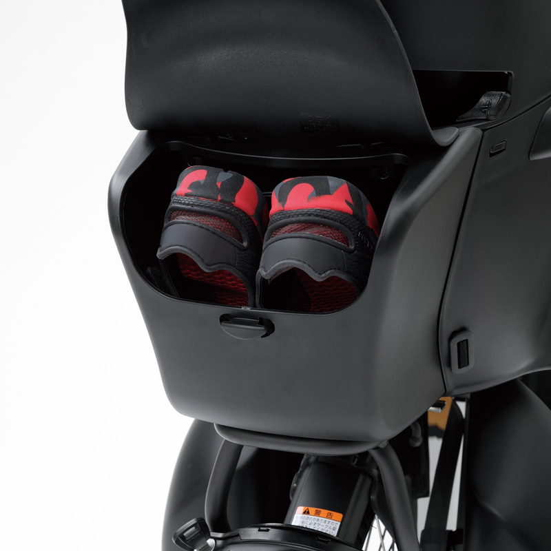 チャイルドシート背面に「カバー付き背面ポケット」を装備