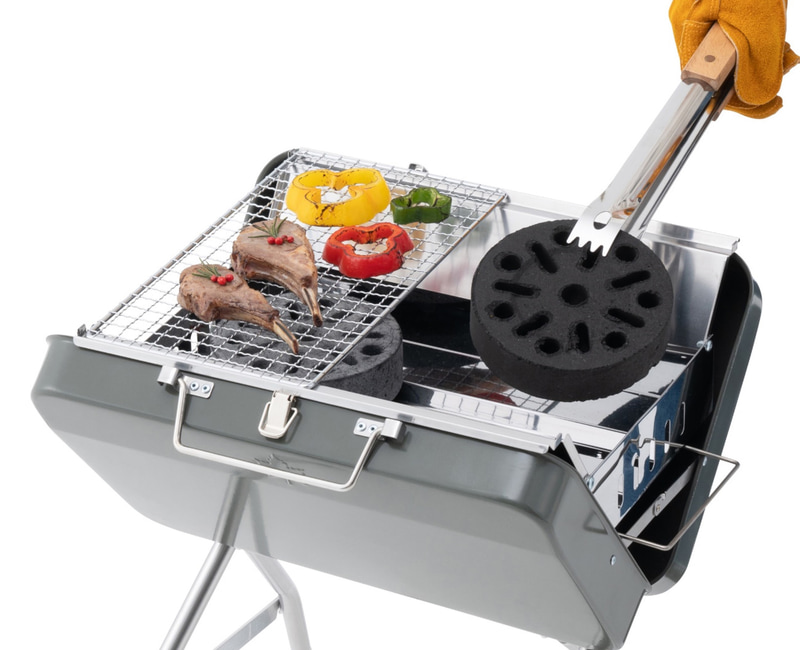 炭が継ぎ足しやすいハーフサイズの焼網2枚仕様