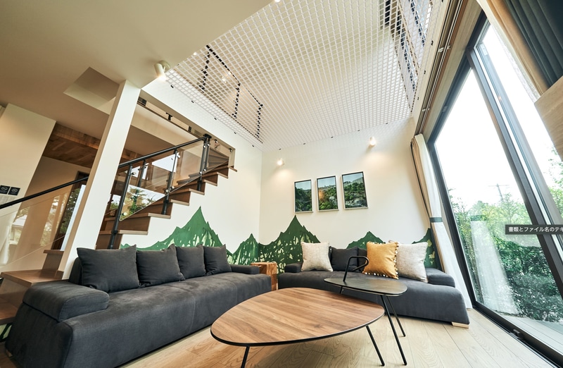 リビングの吹き抜け一面に子供用アスレチックネットを張り巡らせた「Rakuten STAY VILLA 箱根仙石原」南館