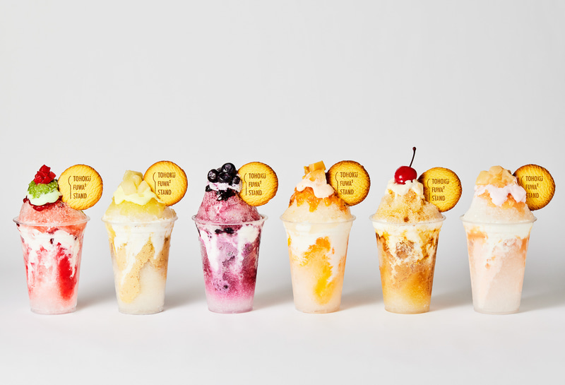 東北6県の名産フルーツをふんだんに使ったかき氷「TOUHOKU ふわっぺ」。左から「宮城いちごずんだ練乳」「青森アップルシナモンパイ」「岩手ブルーベリーヨーグルト」「秋田マルメロハニーソルト」「山形チェリー・ア・ラ・モード」「福島ピーチミルクプリン」