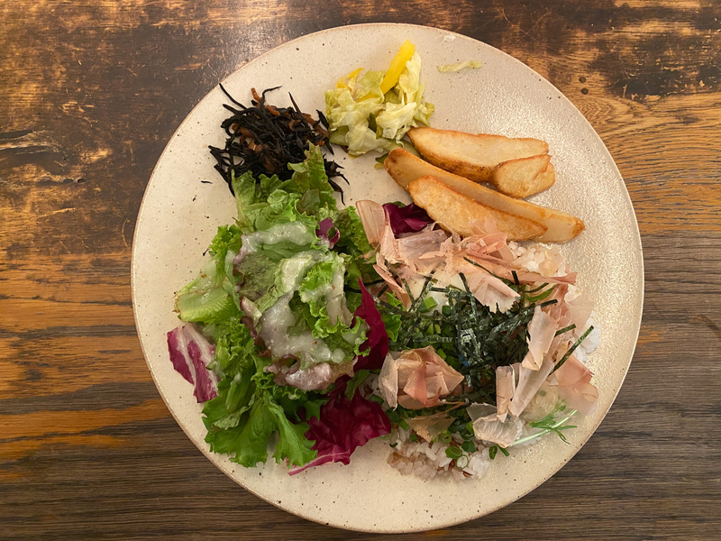 17時までやっているランチプレート。ネギトロと温泉卵の丼（1200円）