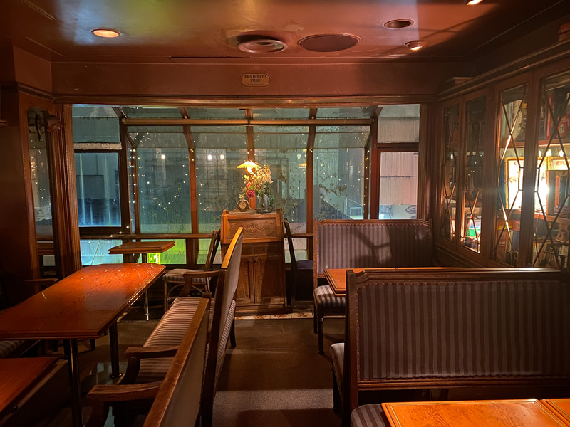 まさにジョン・ヘンリーの書斎といった内装