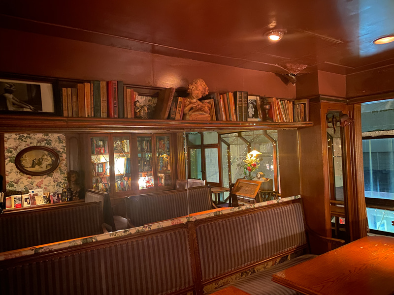 まさにジョン・ヘンリーの書斎といった内装