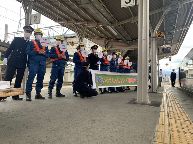 駅員や乗務員がホーム上からお見送り