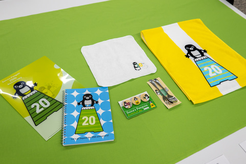 Suicaのペンギン、20周年グッズが大集合！ 限定スイーツ＆雑貨を