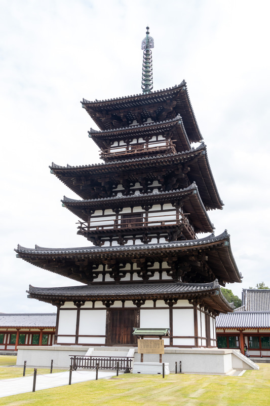 約12年にもおよぶ大規模修理が終わった東塔。飾り屋根の裳階があることから6層構造に見えるが、内部は3層になっている三重塔だ。創建当時は1981年に再建された西塔（さいとう）と同じ色合いだったそうだが、年月とともに現在の姿になったという