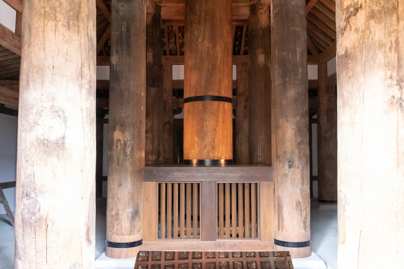 今だけしか鑑賞できない東塔の心柱。足元には大きな鏡が2枚置かれているので、天井画もじっくりと堪能できる