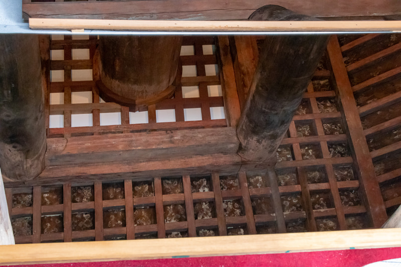 今だけしか鑑賞できない東塔の心柱。足元には大きな鏡が2枚置かれているので、天井画もじっくりと堪能できる