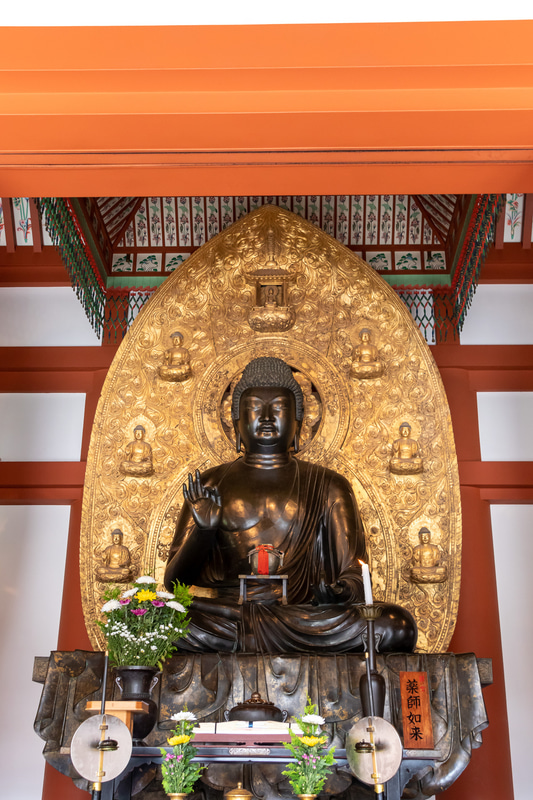 医者に例えられる薬師如来。手元に置かれた薬壺に注目