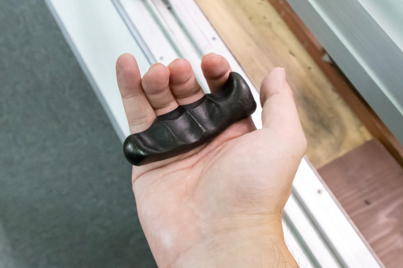 職人から手渡された墨をギュッと握る