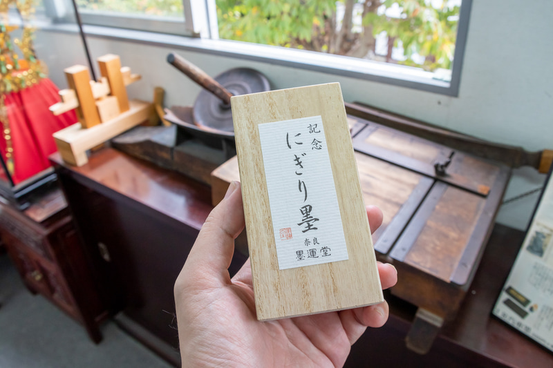 保管に最適な桐箱（550円）も用意されている