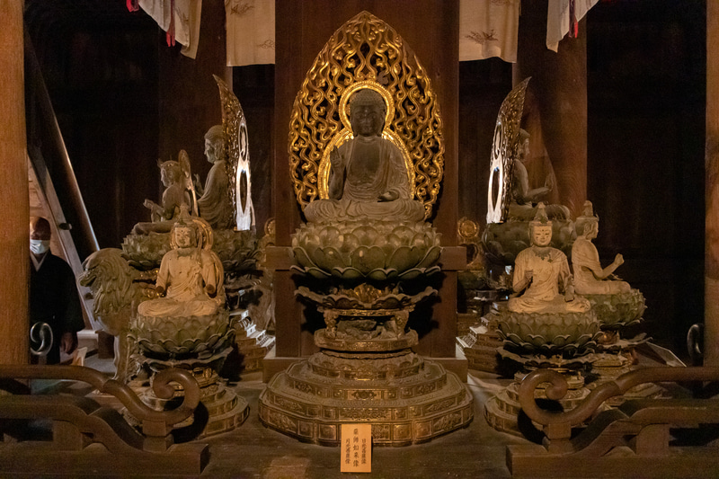 東方に祀られている薬師三尊像