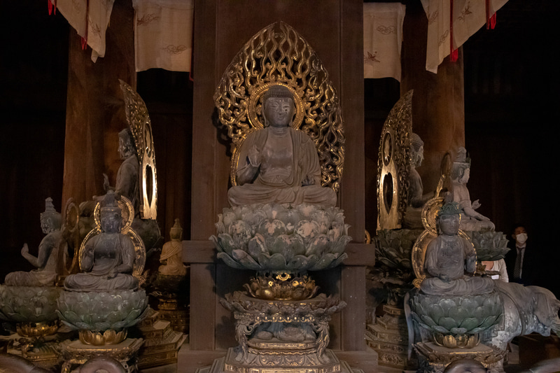 西方に祀られている阿弥陀三尊像