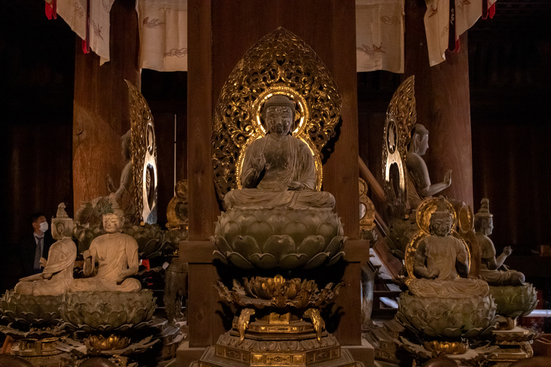 北方に祀られている弥勒三尊像