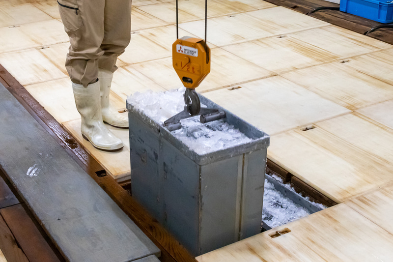 できあがった氷は容器ごとクレーンで引き上げる
