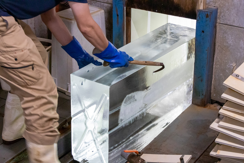 隣の冷凍庫に送り出す