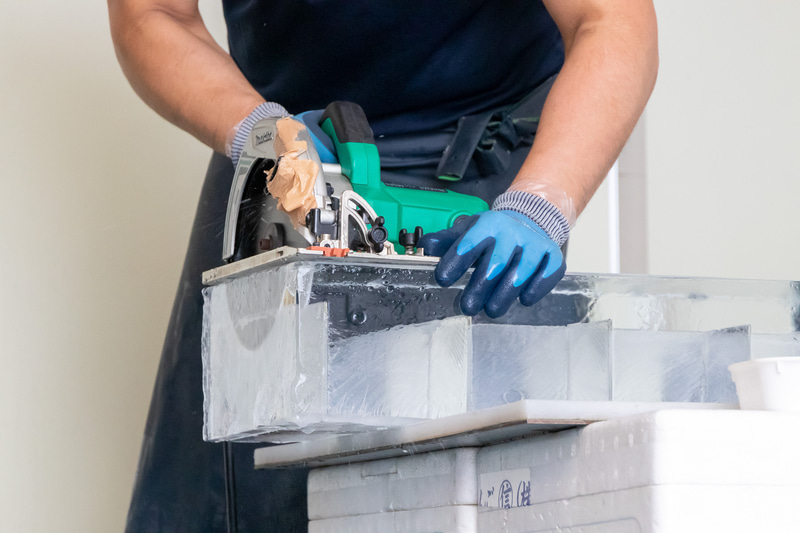 顧客の要望に合わせて氷をカットする