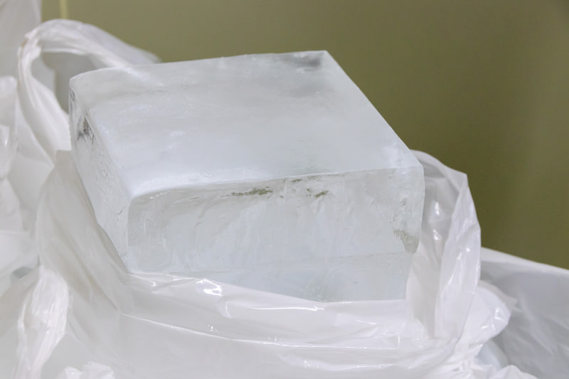 かき氷用にカットされた氷がこちら