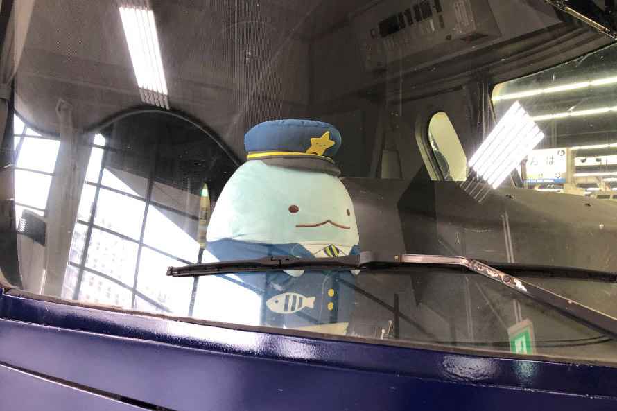 「すみっコぐらしラピート」の運転台に制服を着たすみっコぐらしのぬいぐるみを設置