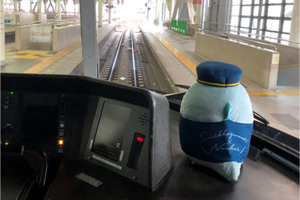 「すみっコぐらしラピート」の運転台に制服を着たすみっコぐらしのぬいぐるみを設置