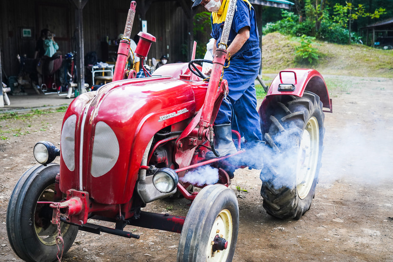 ポルシェ・ディーゼル「Standard Star 219」のエンジンが白煙を上げながらもかかった