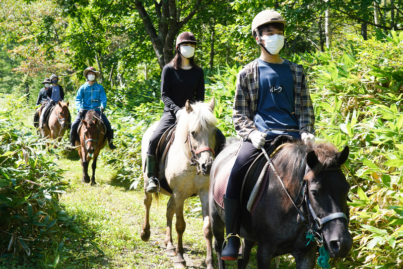 きれいな姿勢で乗馬をこなしている