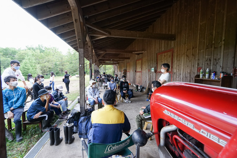 池田さんからトラクターについて解説を聞く