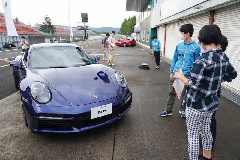 パドックにはポルシェ 911 ターボが用意された