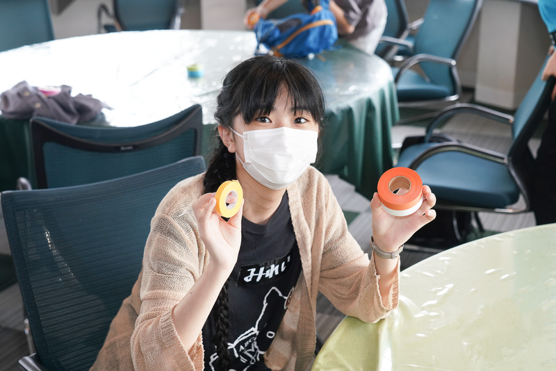 各チームに紙テープとマスキングテープが渡された