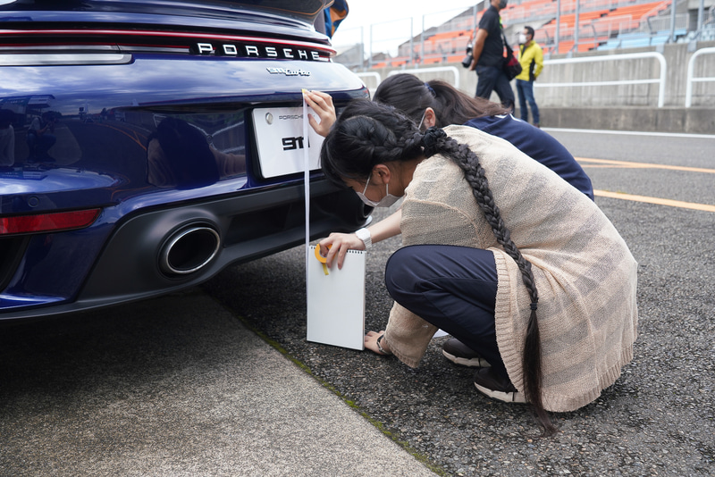 全長を測るためもっとも長い場所をマーキング中