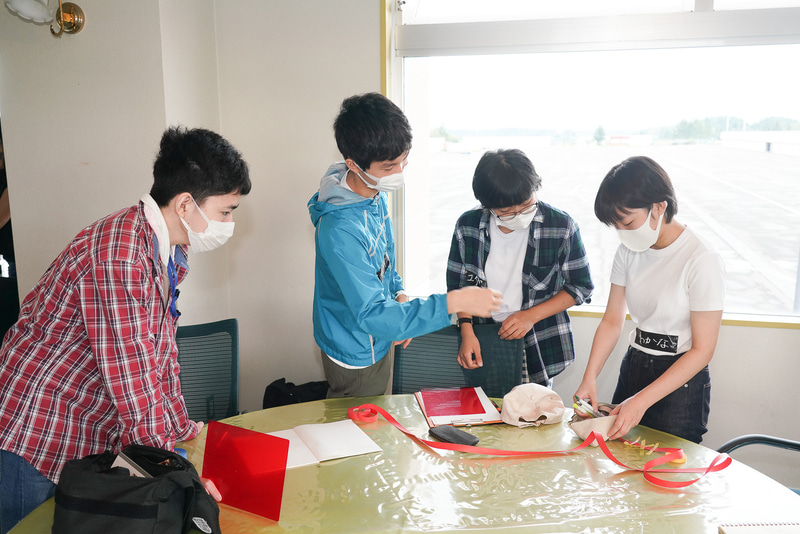 全幅を測るチーム。使えるものがないか物色中