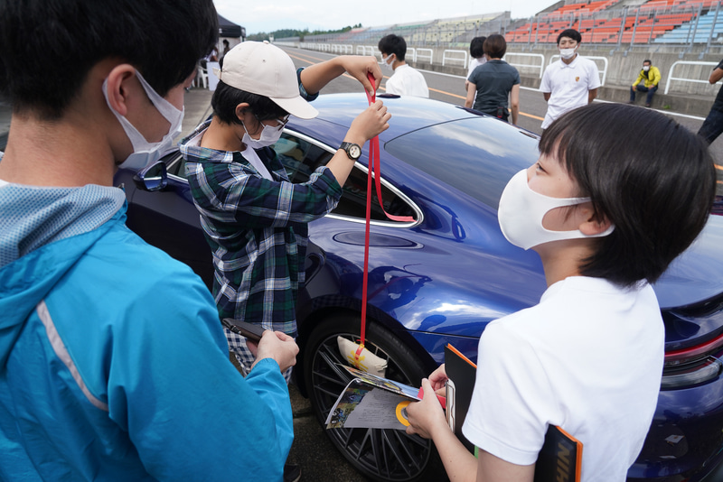 筆入れを重りにして垂直を出すという工夫